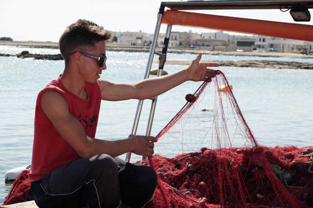 La storia del pugliese Dino, il pi� giovane ''pescatore artigianale'' del Mediterraneo